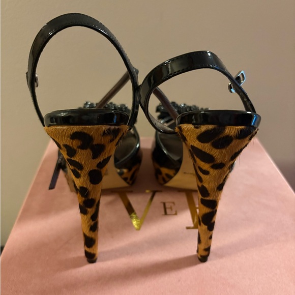 Steve Madden Leopard Sandal with Patent and Embellished bow detail. Size 9 - Picture 3 of 6